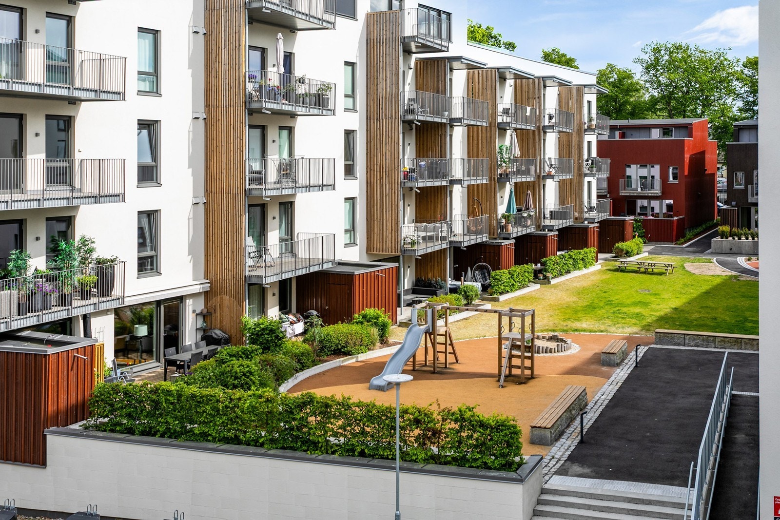 Fra høyden av tredje etasje ser du ut over Skarmyrakvartalets parkmessige fellesarealer - en skjermet oase midt i byen. Galleribilde