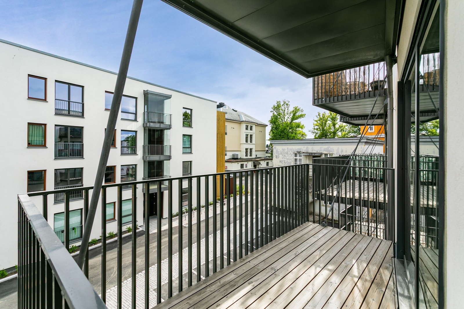 Med en café-gruppe, planter og blomster kan du enkelt sette ditt eget preg på balkongen som er henvendt mot solens gang gjennom. Galleribilde