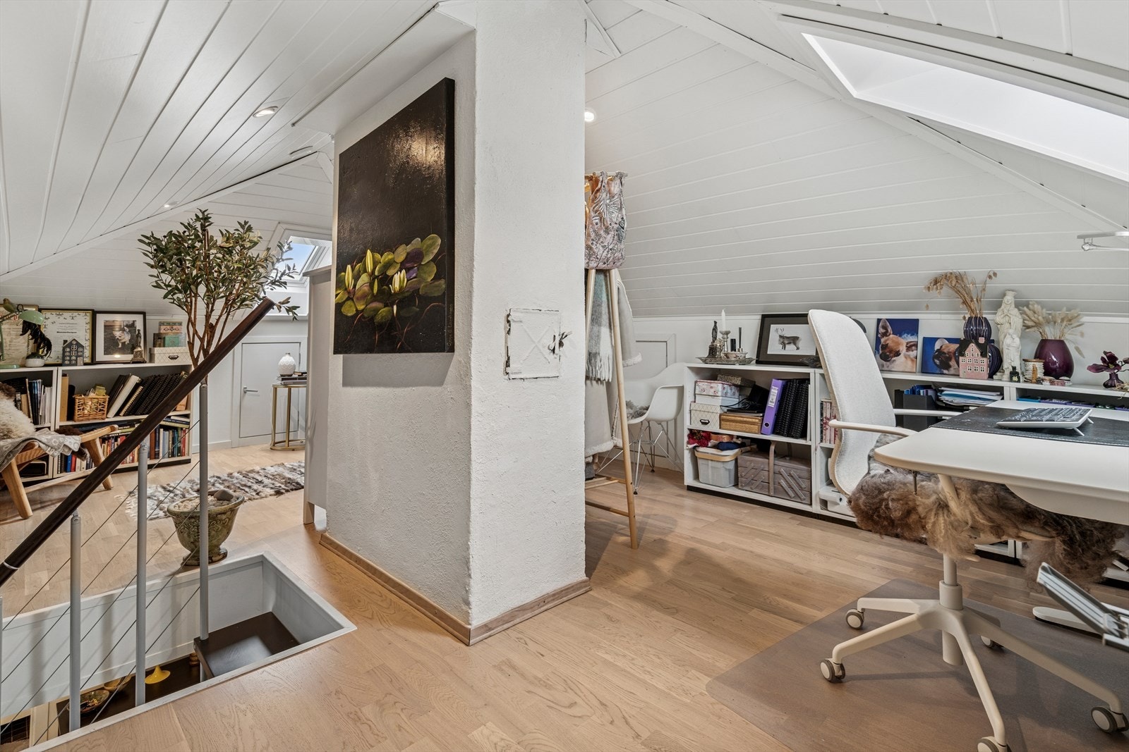 Loftet har takvindu som gir godt lys Galleribilde
