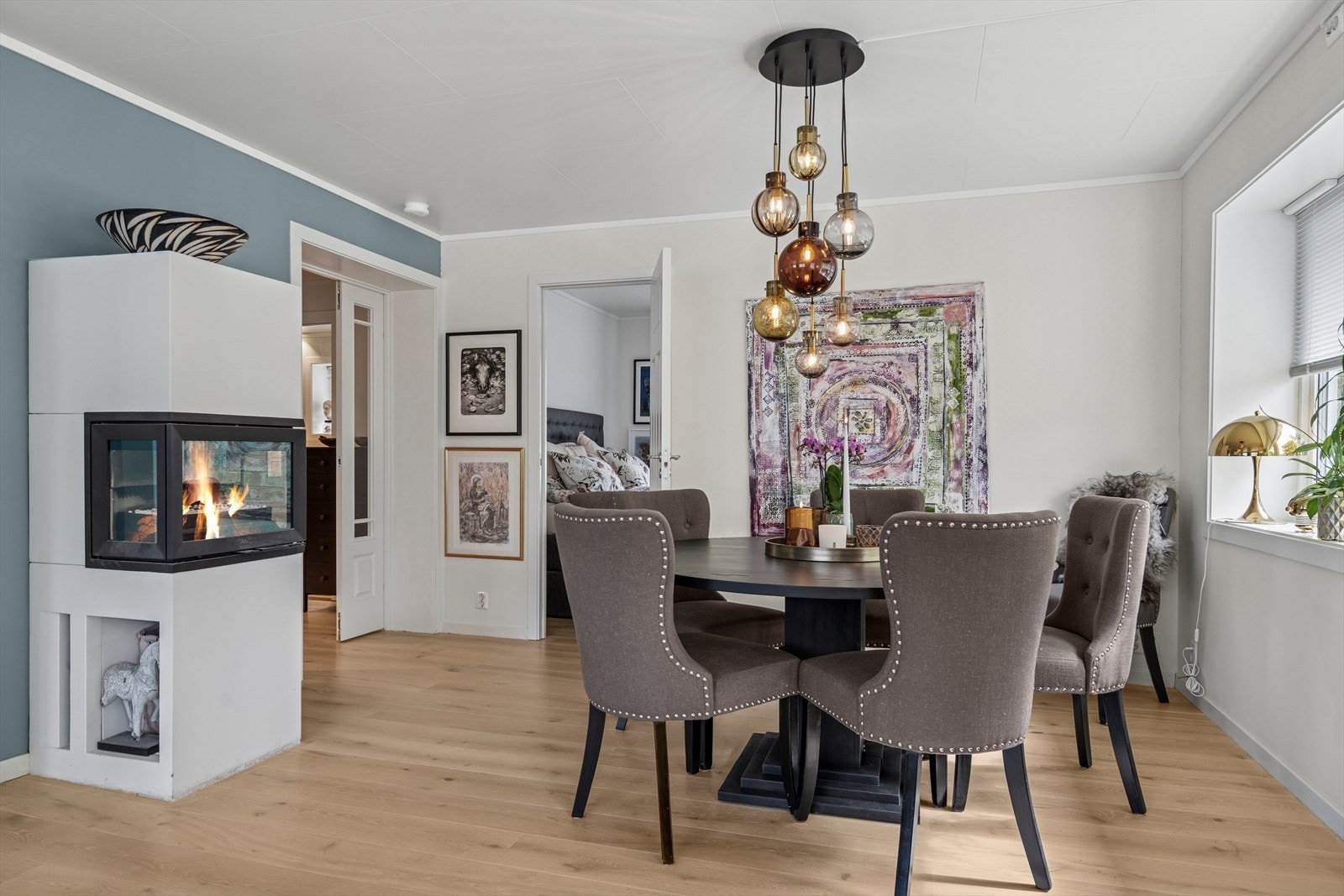 God plass til spisestue - flott peis som gir lun og god varme på kalde dager Galleribilde