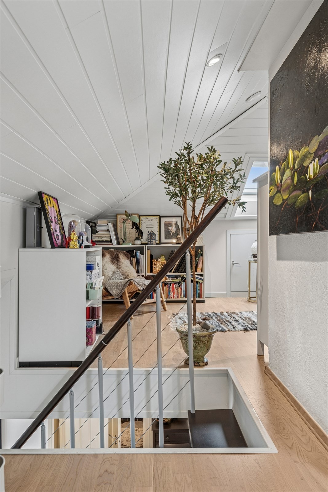 Loftet er innredet som kontor Galleribilde