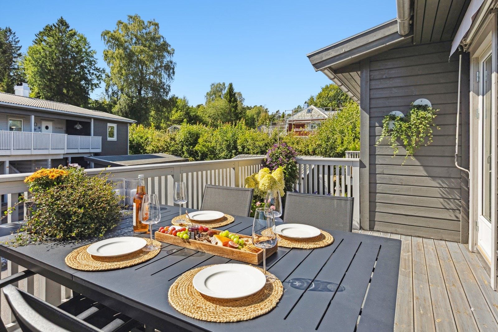 Fra stuen er det utgang til solrik balkong. Perfekt for varme sommerdager hvor familien kan samles til et deilig grillmåltid eller for å nyte kvelden Galleribilde