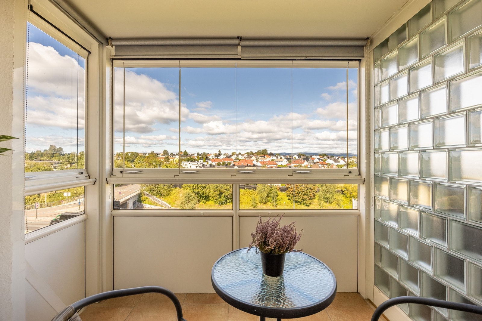 Dette er en 3-roms toppleilighet med innglasset balkong. Galleribilde