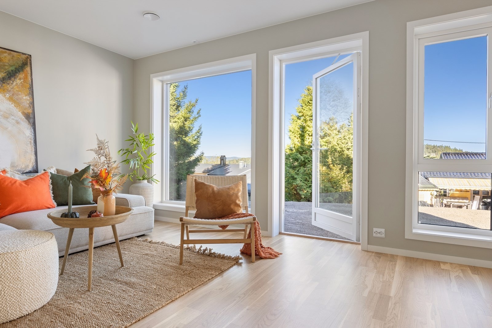 Store vindusflater som gir rikelig med luft og lys i tillegg til utgang til hage. Galleribilde