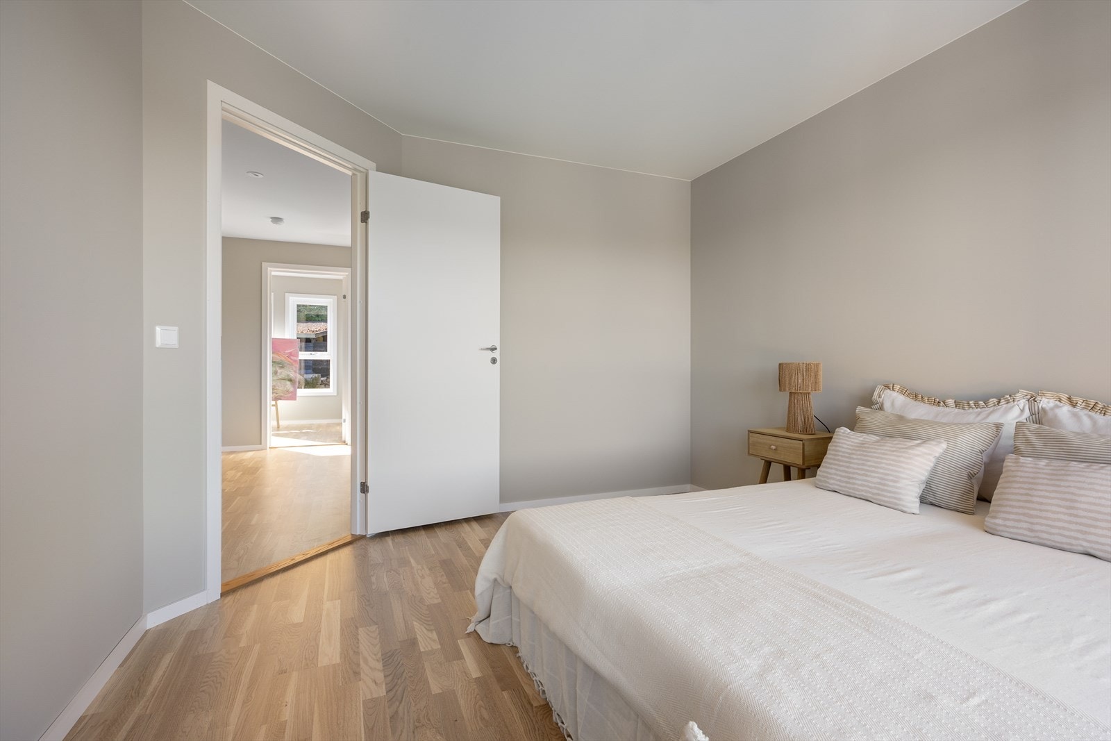 God plass til dobbeltseng med tilhørende nattbord og garderobeløsning. Galleribilde