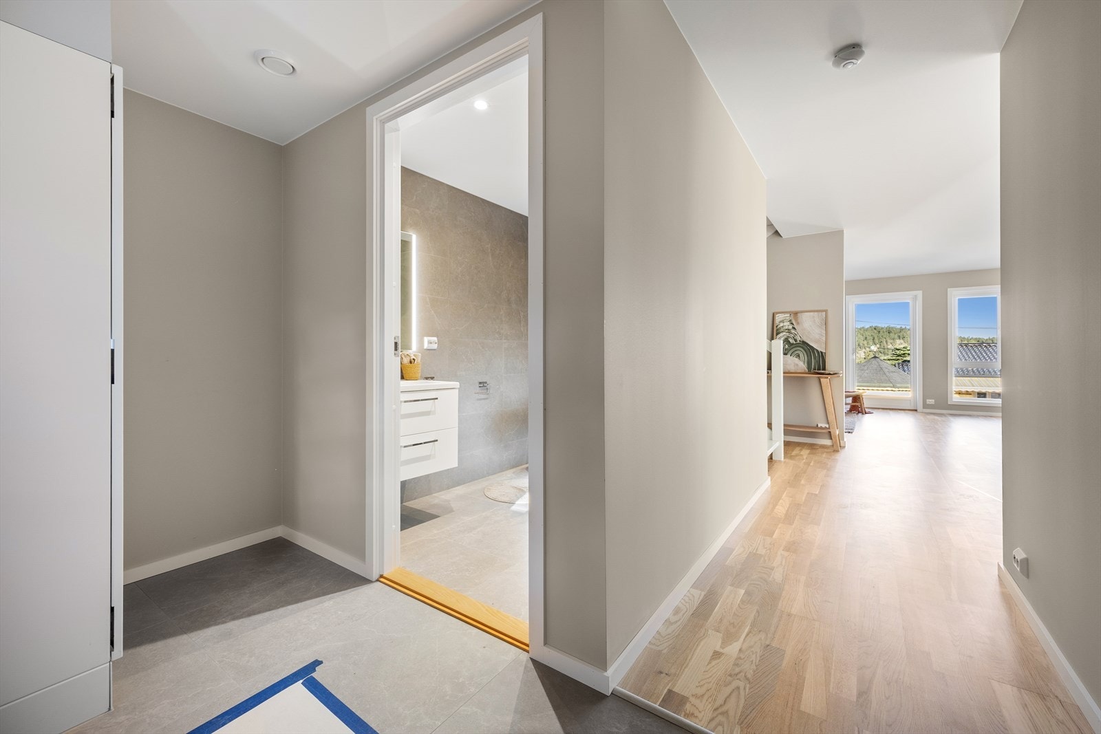 En lys og innbydende entré som gir et godt førsteinntrykk av boligen. God plass til sko og yttertøy. Galleribilde