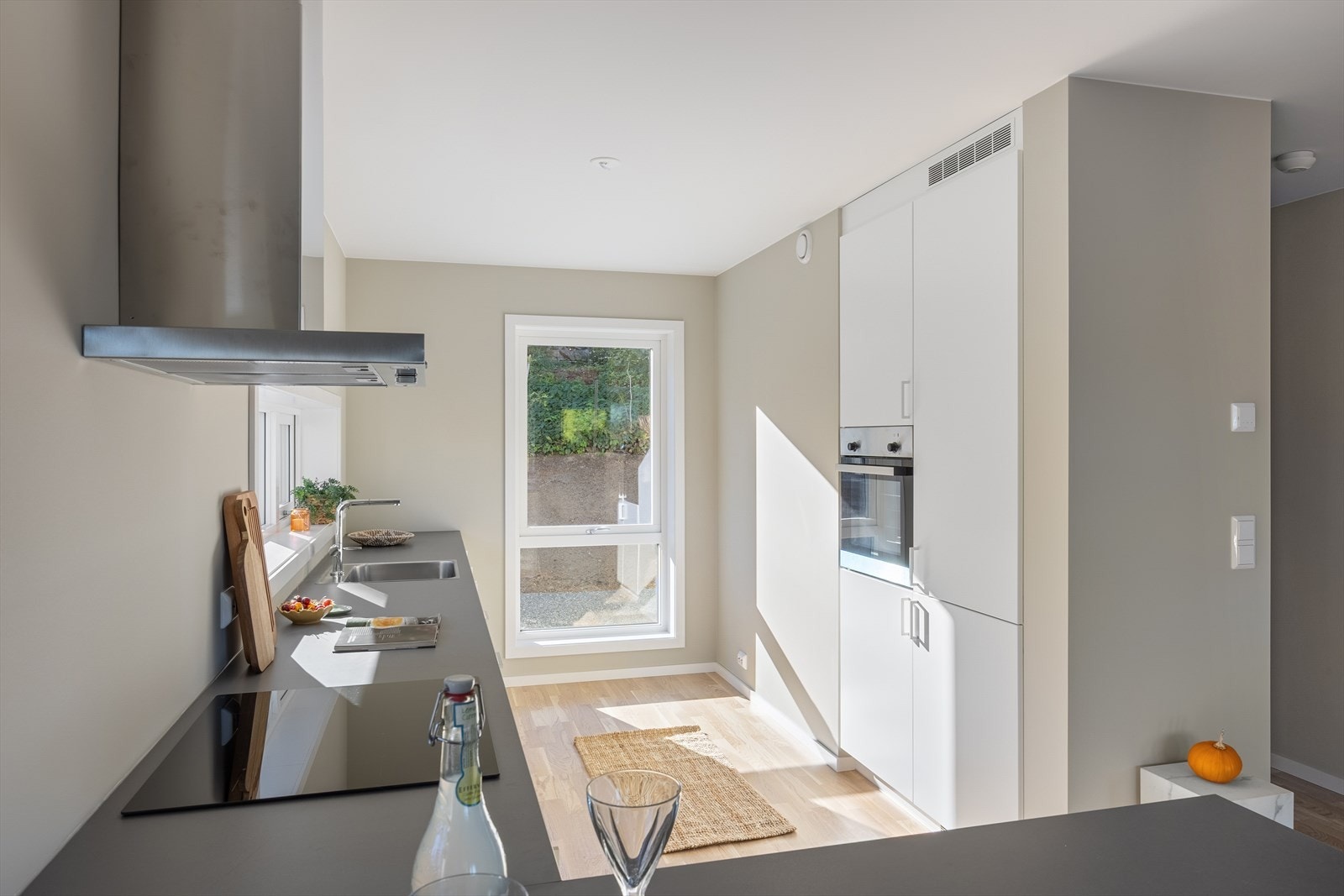 Kjøkkenet har innredning med glatte fronter og benkeplaten er av laminat. Galleribilde