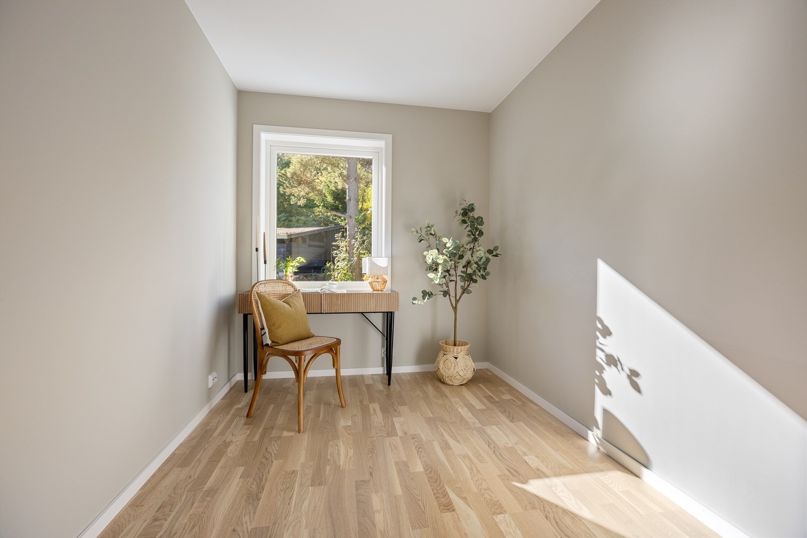 Soverom tre er også av god størrelse og har plass til seng og garderobeløsning. Galleribilde