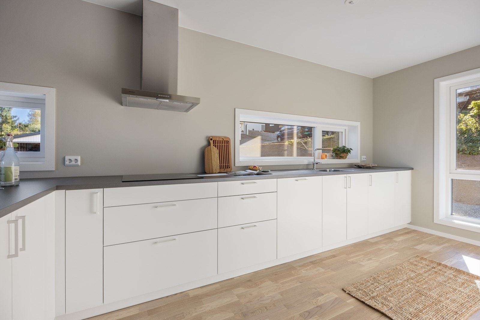 Det er integrert kjøle-/fryseskap, platetopp og stekeovn. Det er installert vannstoppsystem og komfyrvakt. Galleribilde