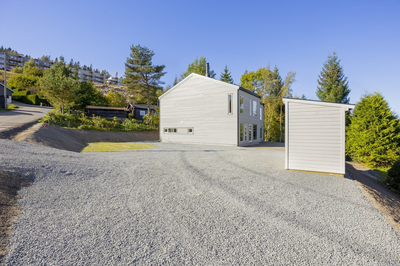 Med boligen følger to biloppstillingsplasser. Galleribilde