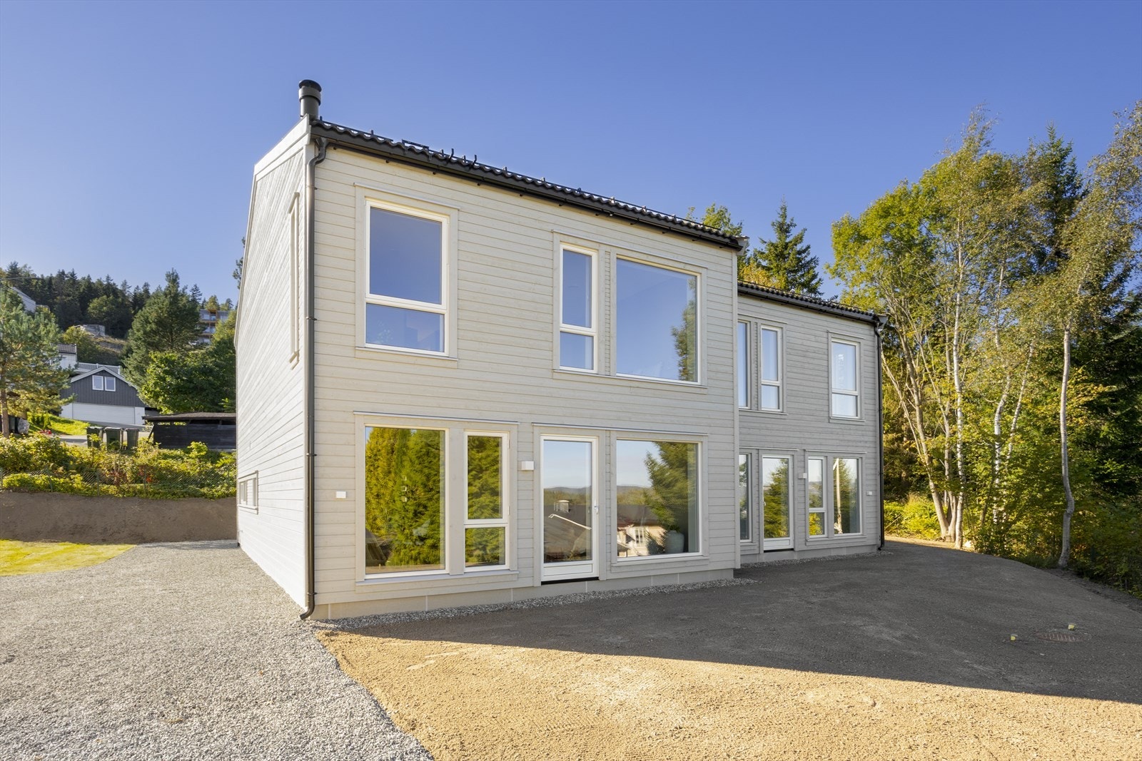 En nyoppført og rålekker halvpart av tomannsbolig over 2 plan med sentral og attraktiv beliggenhet på Gjerpenkollen. Galleribilde