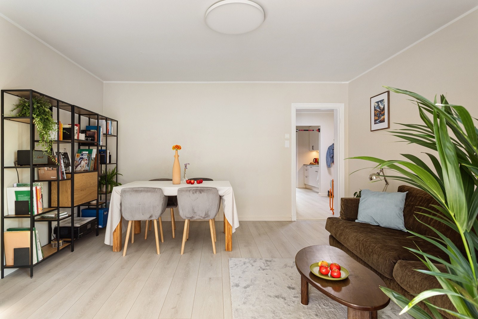 Leiligheten fremstår som moderne med pene laminatgulv og glatte malte flater. Galleribilde