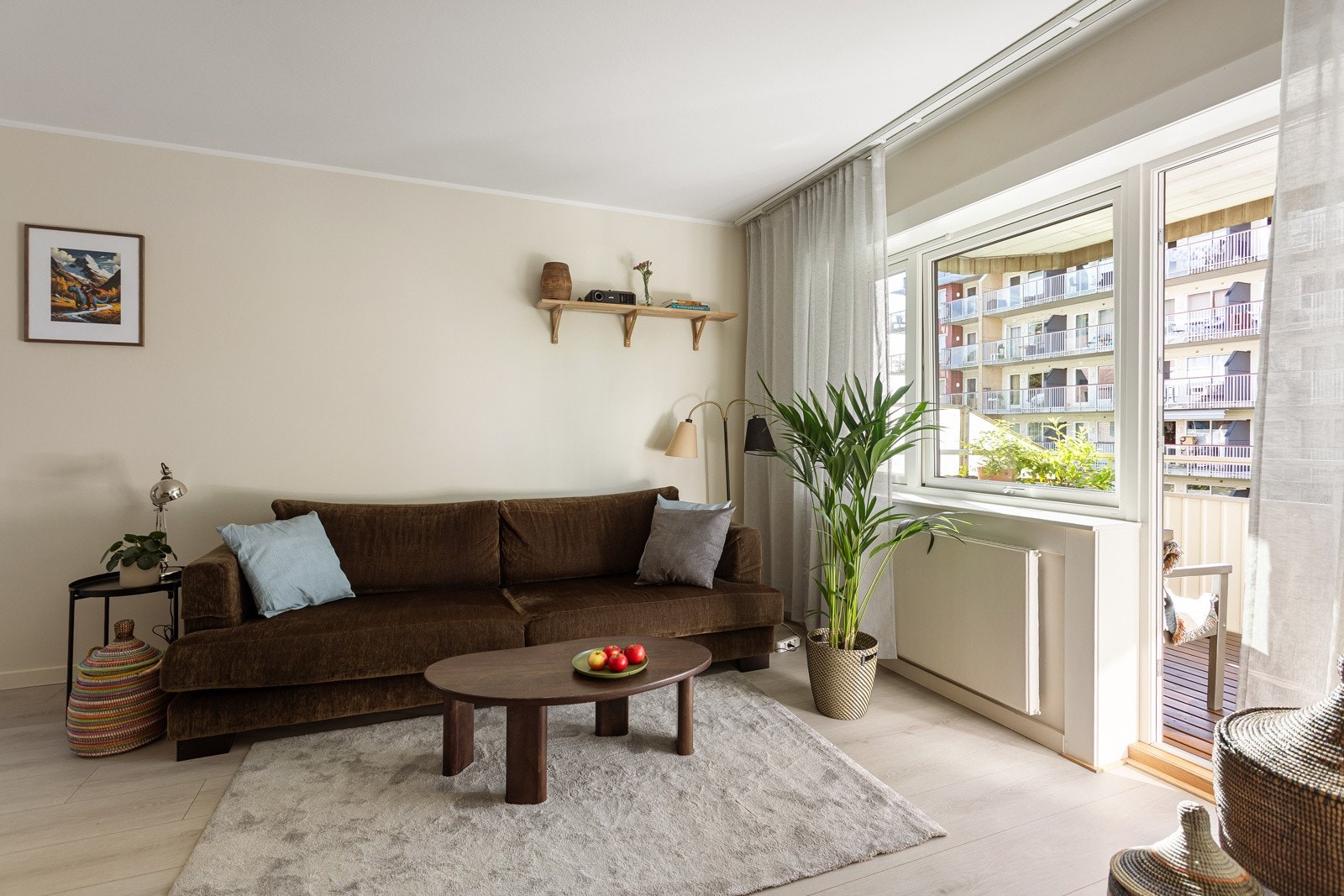 Stuen har god plass til sofaseksjon og spisebord. Galleribilde