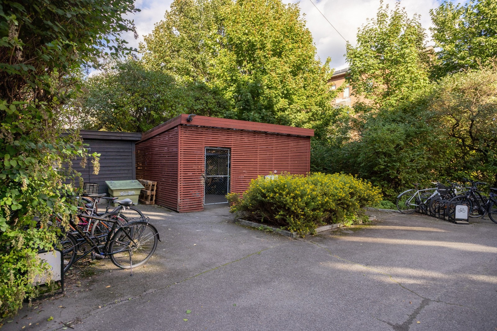 Sykkelskur med plass til EL-sykler. Galleribilde