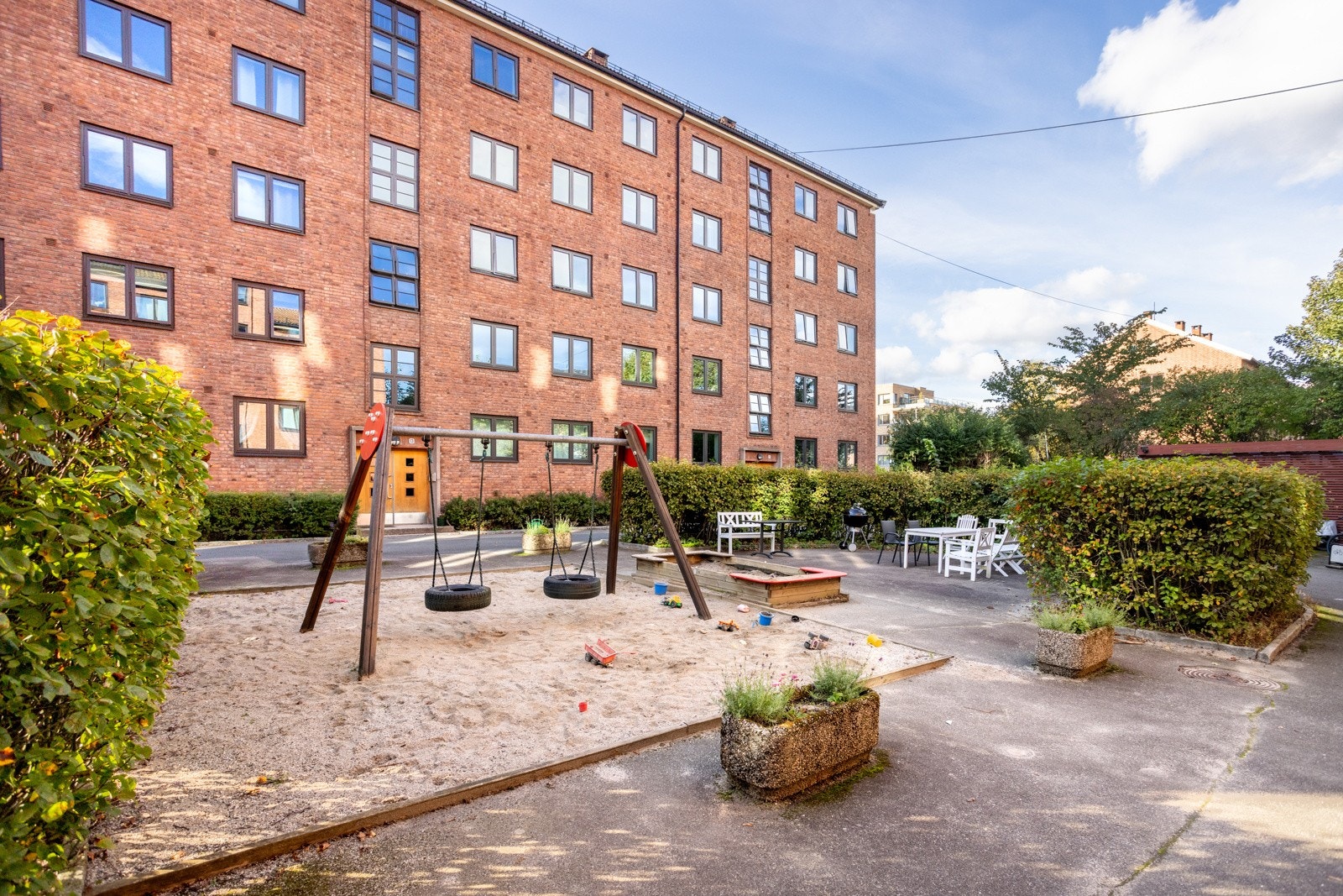 Borettslaget har flotte fellesområder med lekeplass og sittegrupper. Galleribilde