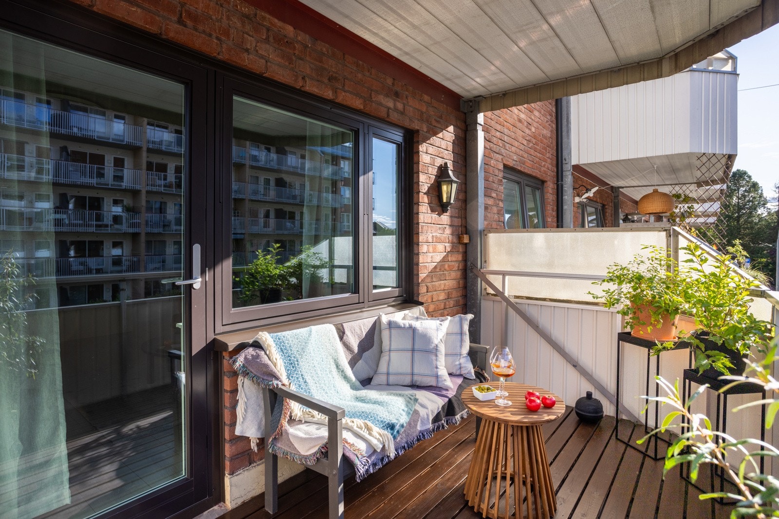 Vestvendt balkong på 8 kvm som vender ut mot svært rolig gate. Galleribilde