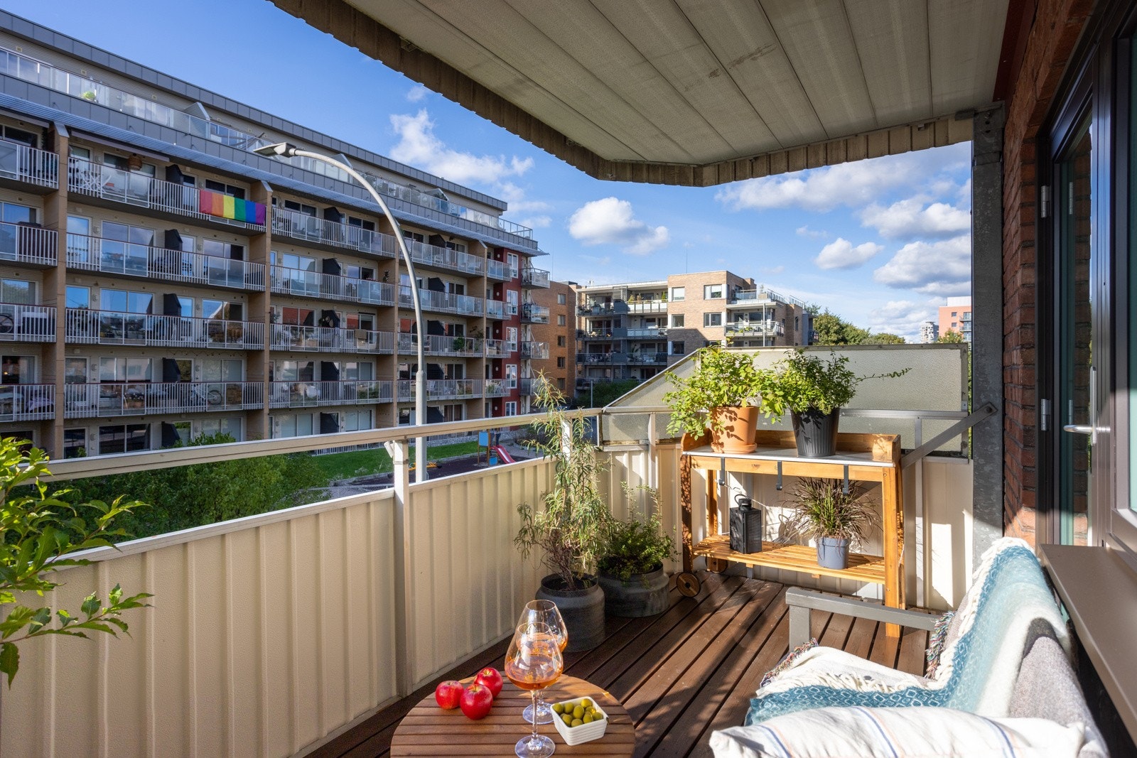 En gjennomgående og lys 2(3)-roms endeleilighet i rolig gate med vestvendt balkong! Galleribilde