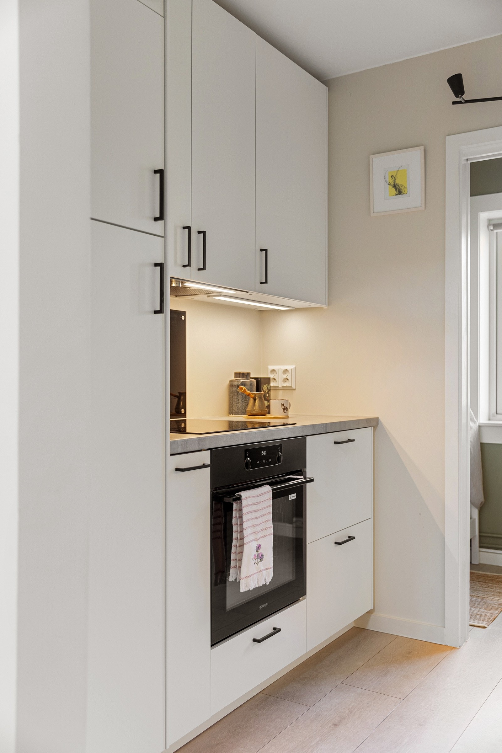 Kjøkkenet har en arealeffektiv plassutnyttelse. Galleribilde