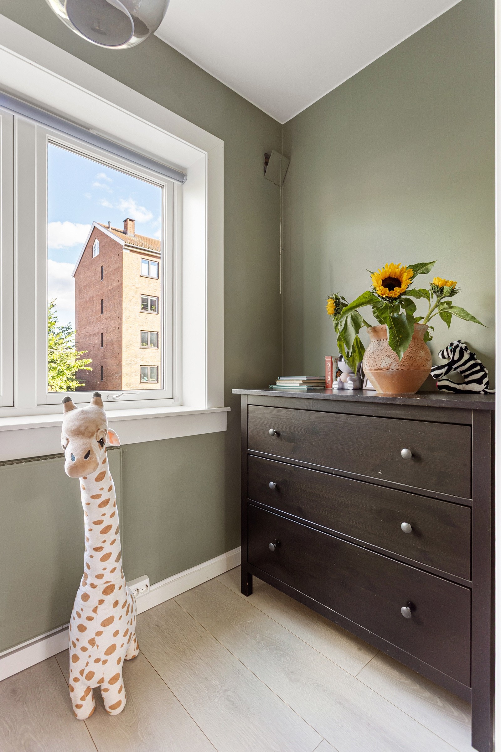 Man kan evt fjerne veggene mellom dette rommet og kjøkkenet om man ønsker et større kjøkken. Galleribilde