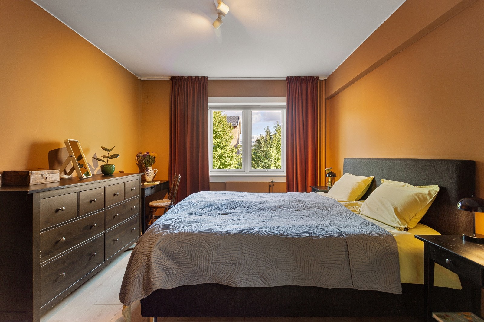 Stort soverom med vindu og grønt utsyn og fuglekvitter. Galleribilde