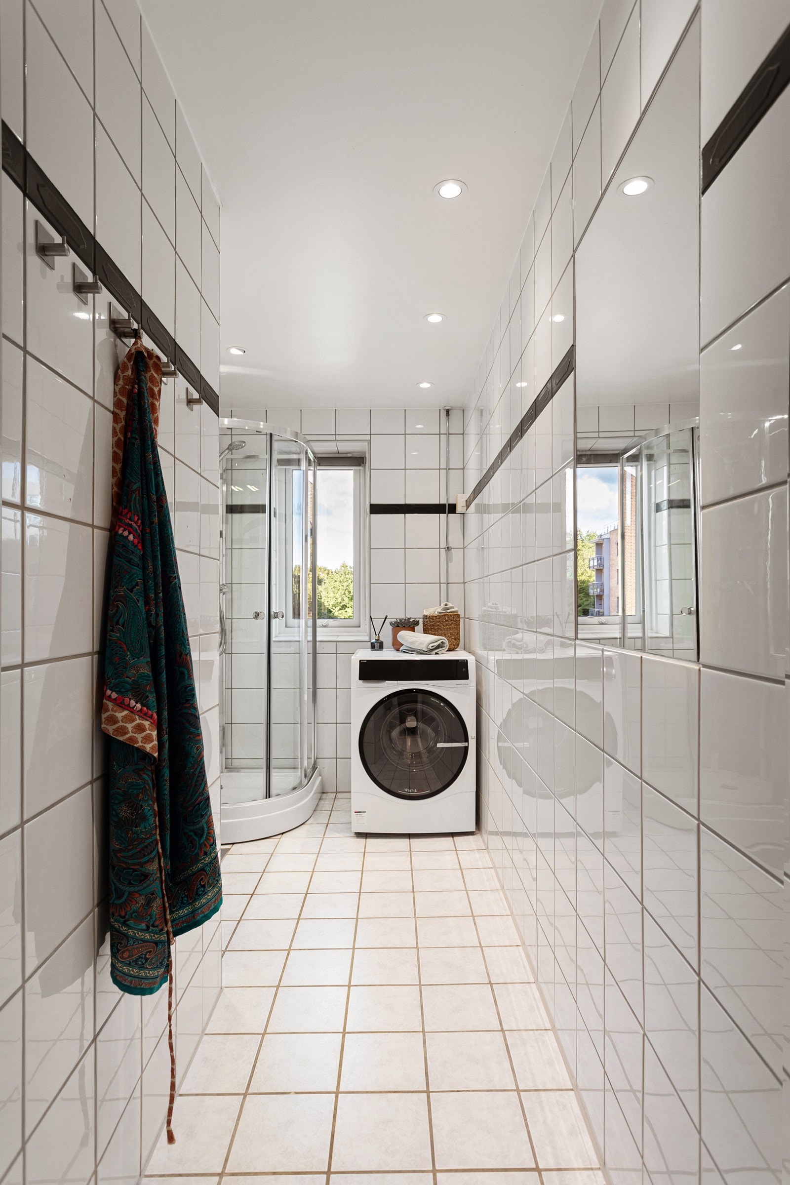 Pent og romslig bad med vindu, grønt utsyn, flislagte overflater og varmekabler. Galleribilde