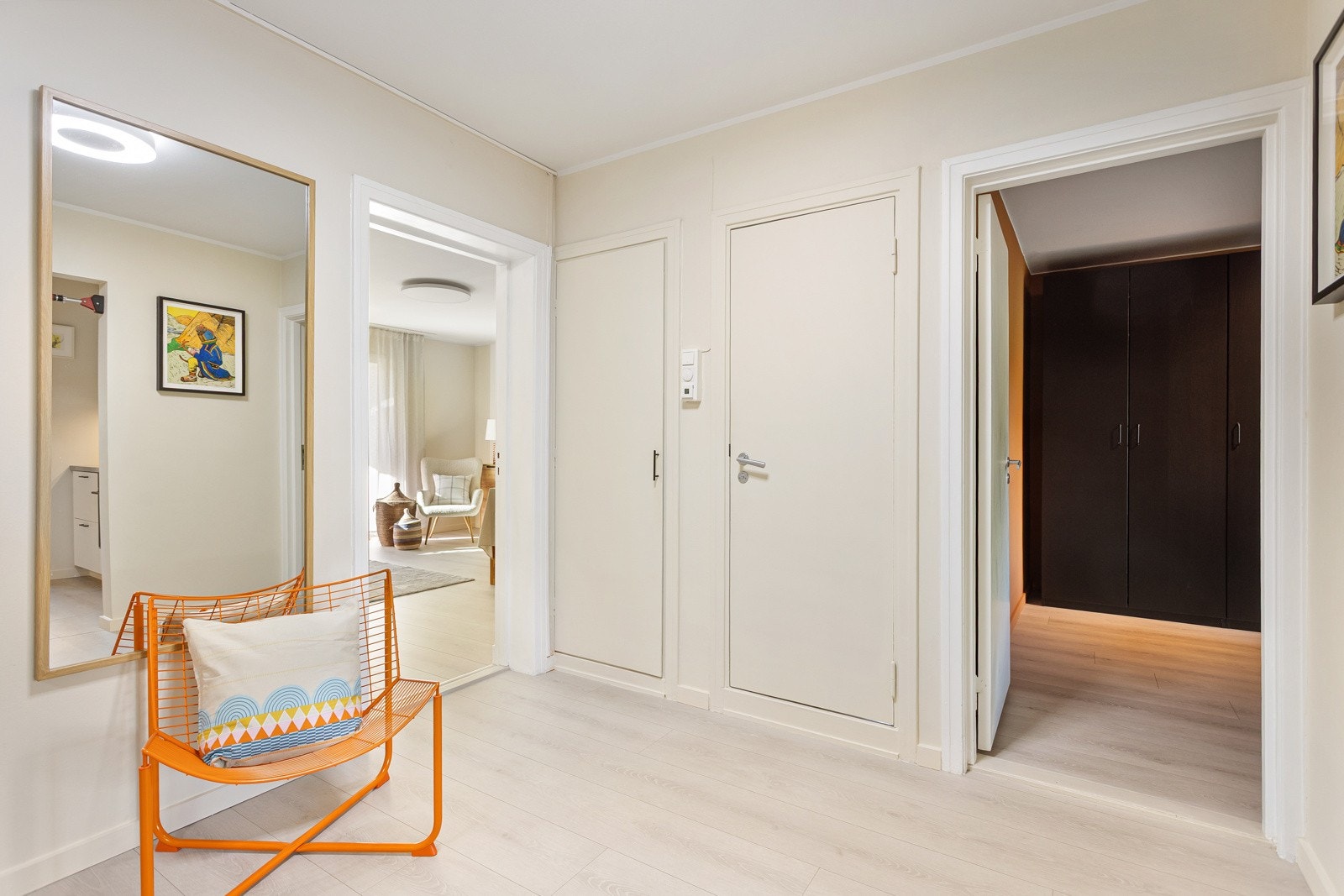 Svært romslig entré med godt med oppbevaring. Galleribilde