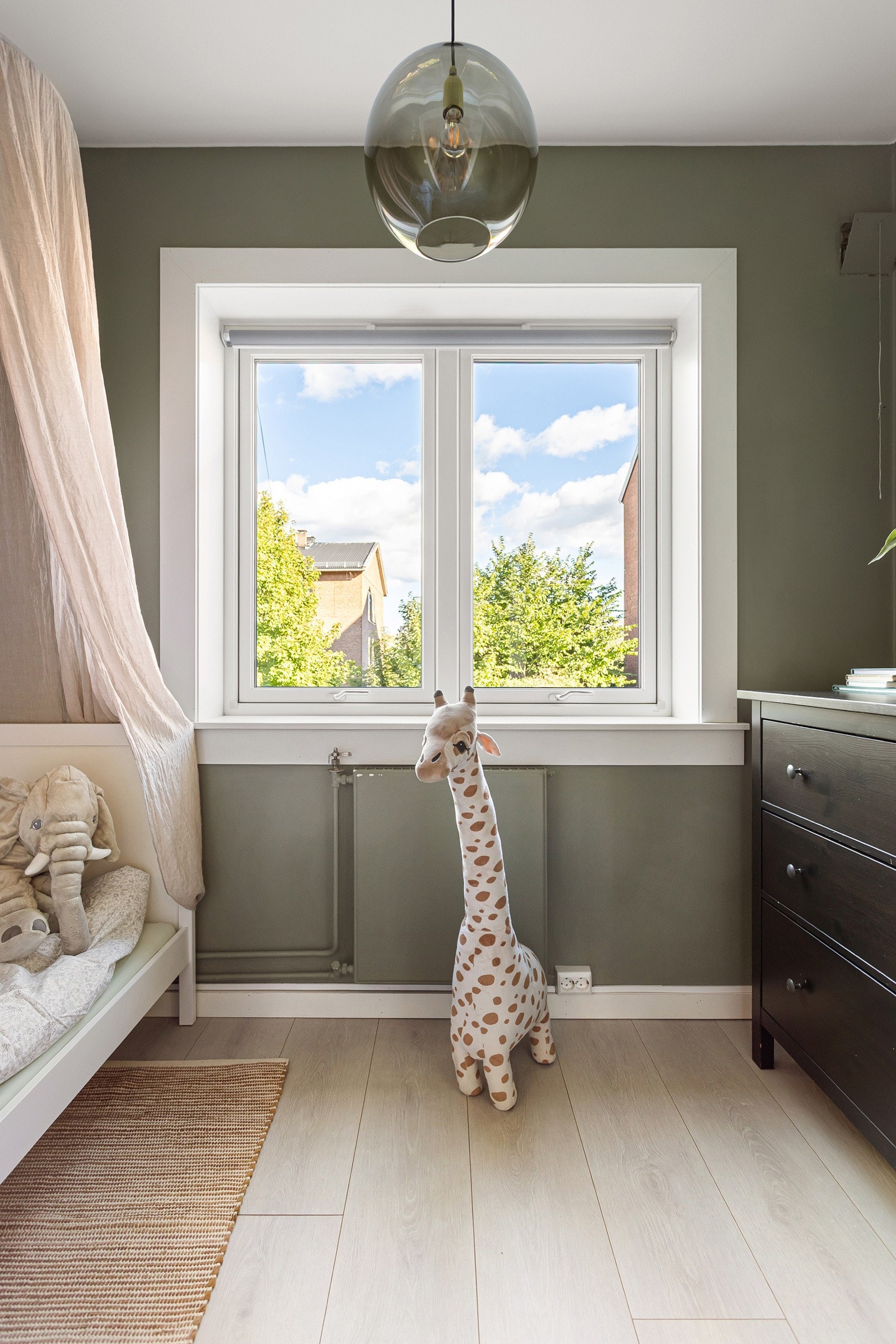 Alkove/kontor som i dag er innredet som barnerom. Grønt utsyn og fuglekvitter. Galleribilde