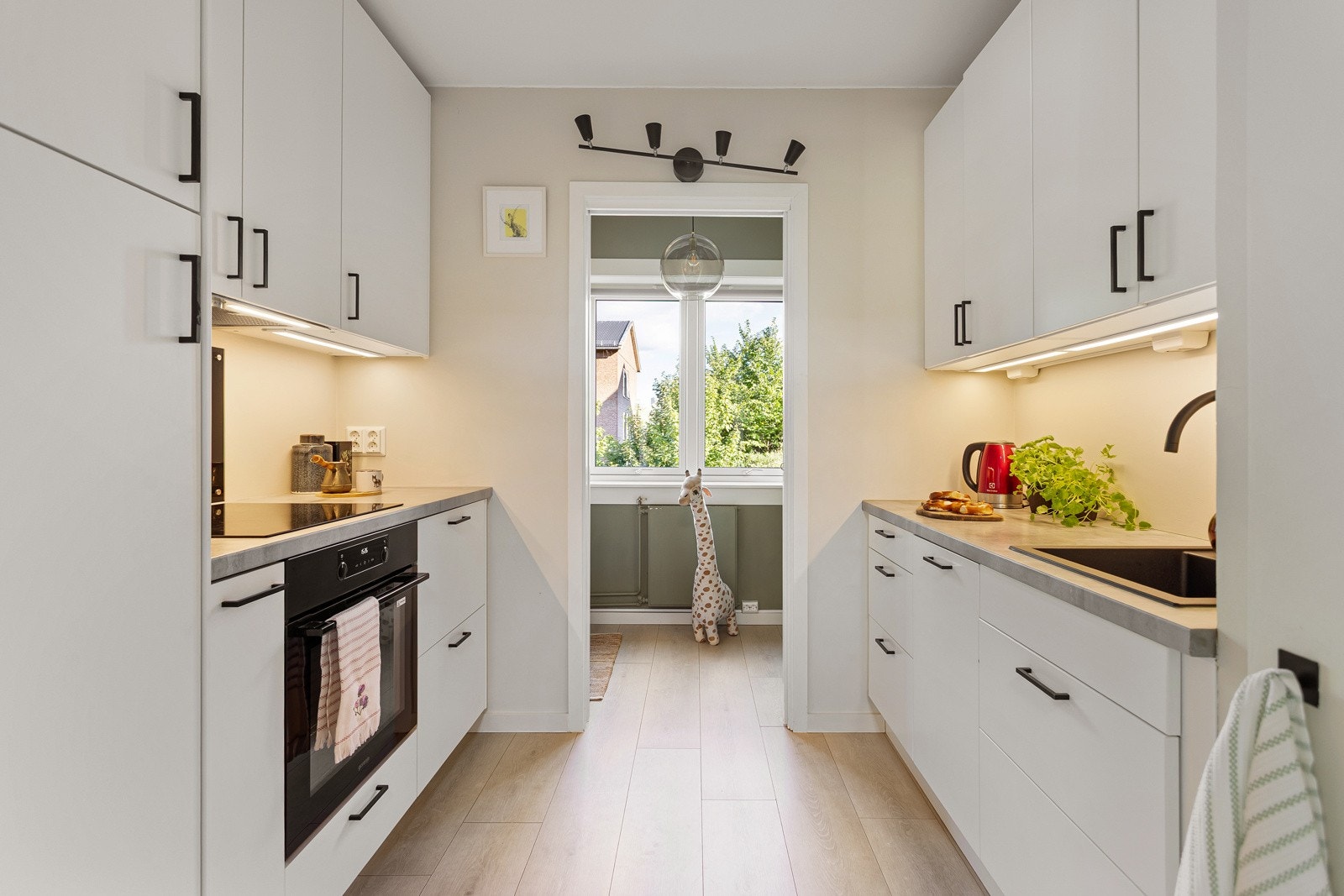 Lyst og pent kjøkken fra 2020 i eget rom med en smart alkove innenfor som også kan brukes som "spisestue". Galleribilde