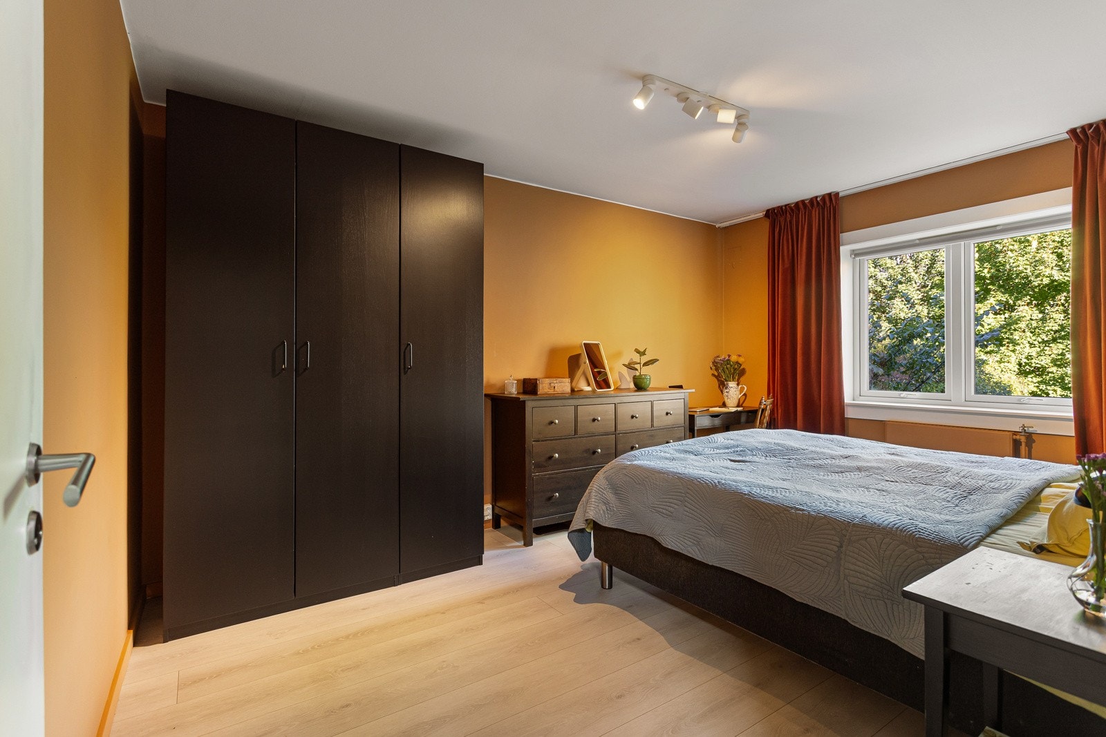 Her har du god plass til dobbeltseng, nattbord og du får stort klesskap. Galleribilde
