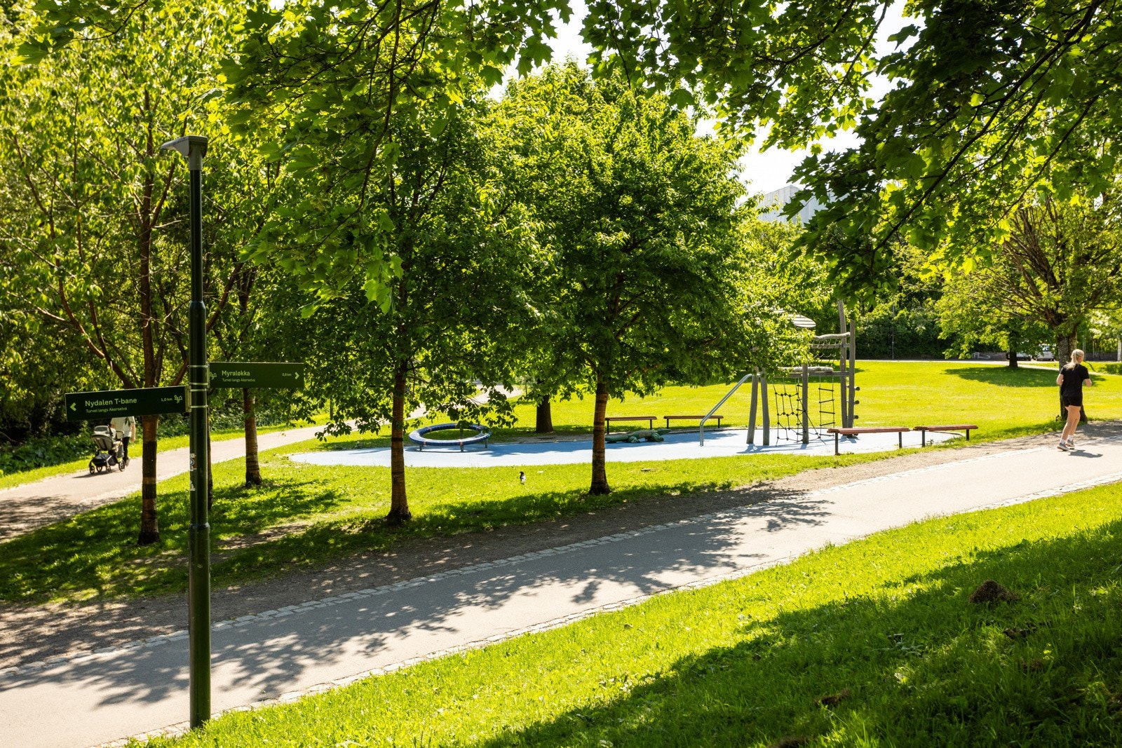 Fra leiligheten er det kort vei til restauranter, butikker, caféer, buss, trikk, t-bane og tog. Galleribilde