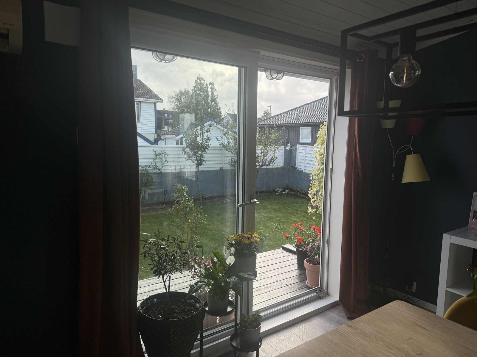 Åpne opp døren og nyt hagen som en forlengelse av stuen. Galleribilde