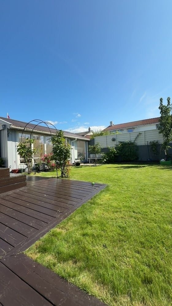 Frukttrær og prydbusker skaper en lun atmosfære og rammer inn eiendommen på en hyggelig måte. Her er det god plass til sittegrupper, og en stor terrasse gir fine soner for grilling og sosiale sammenkomster. Galleribilde