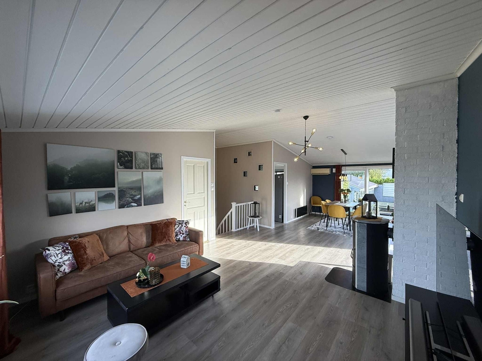 Lyse flater, store vindusfelt og god takhøyde gir en luftig og romslig atmosfære. Galleribilde