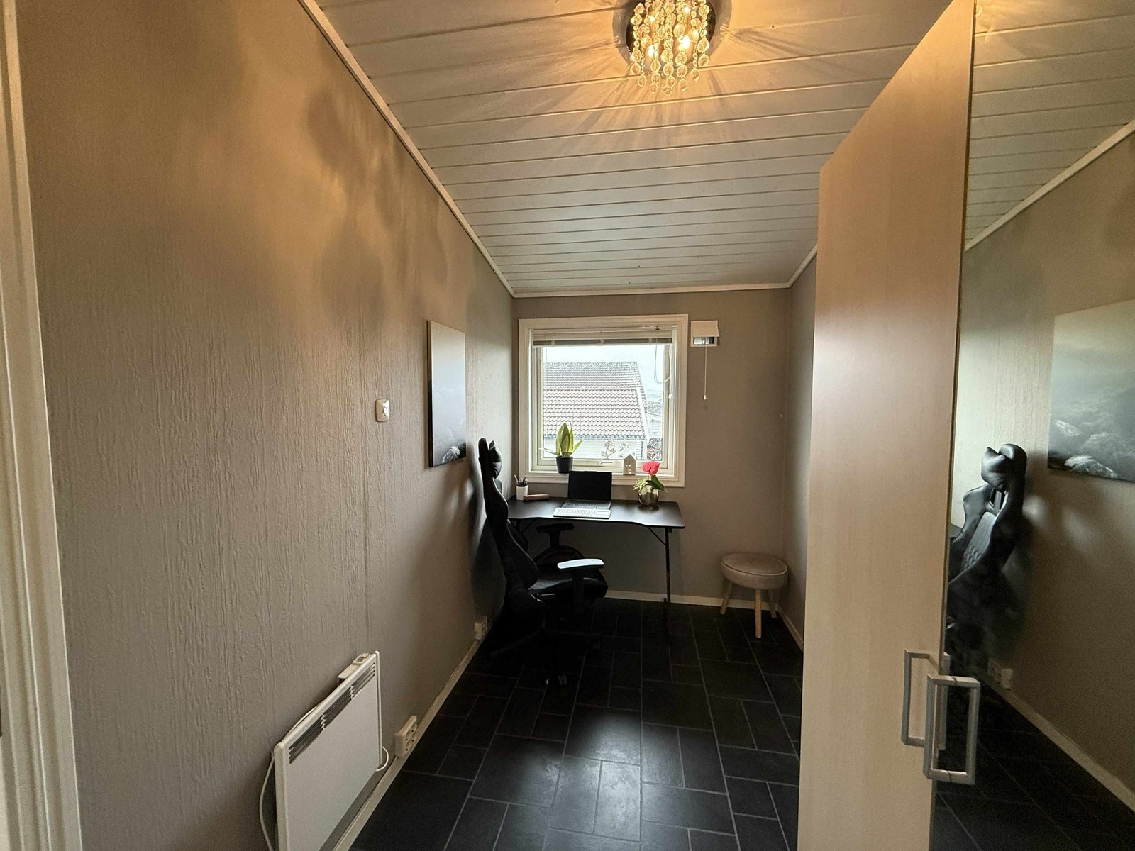 I tilknytning til stuen i øverste etasje ligger et praktisk rom som i dag benyttes som hjemmekontor. Galleribilde