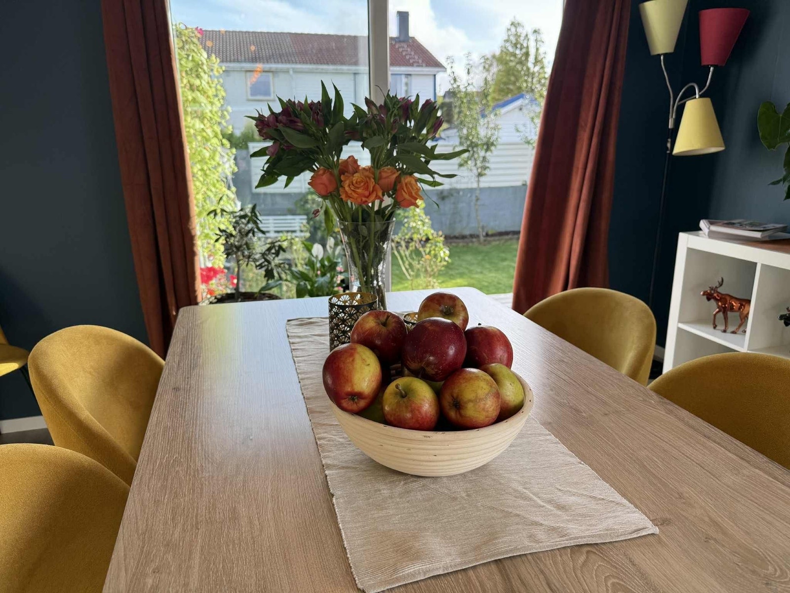 Epler rett fra egen hage – her kan du nyte både ute- og innelivet i vakre omgivelser. Galleribilde