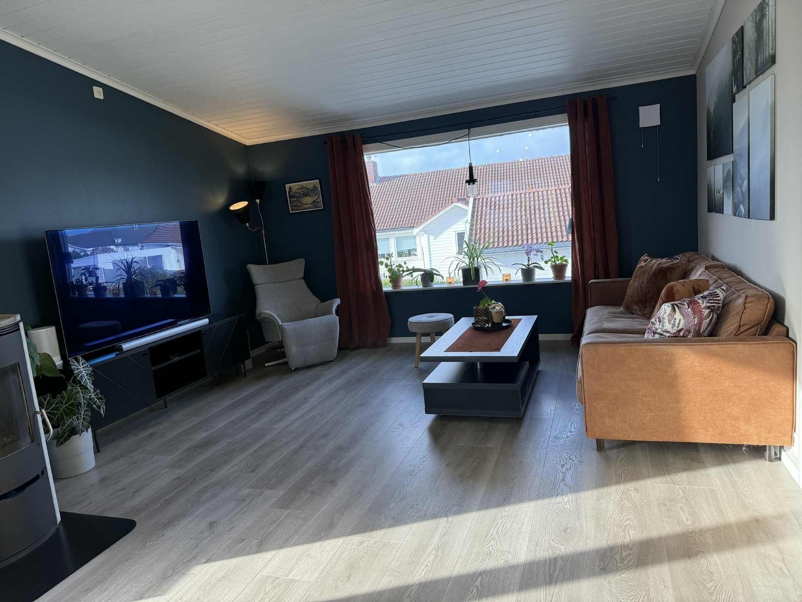 Lys og romslig stue med store vindusflater som slipper inn rikelig med dagslys og gir en lun atmosfære. Galleribilde