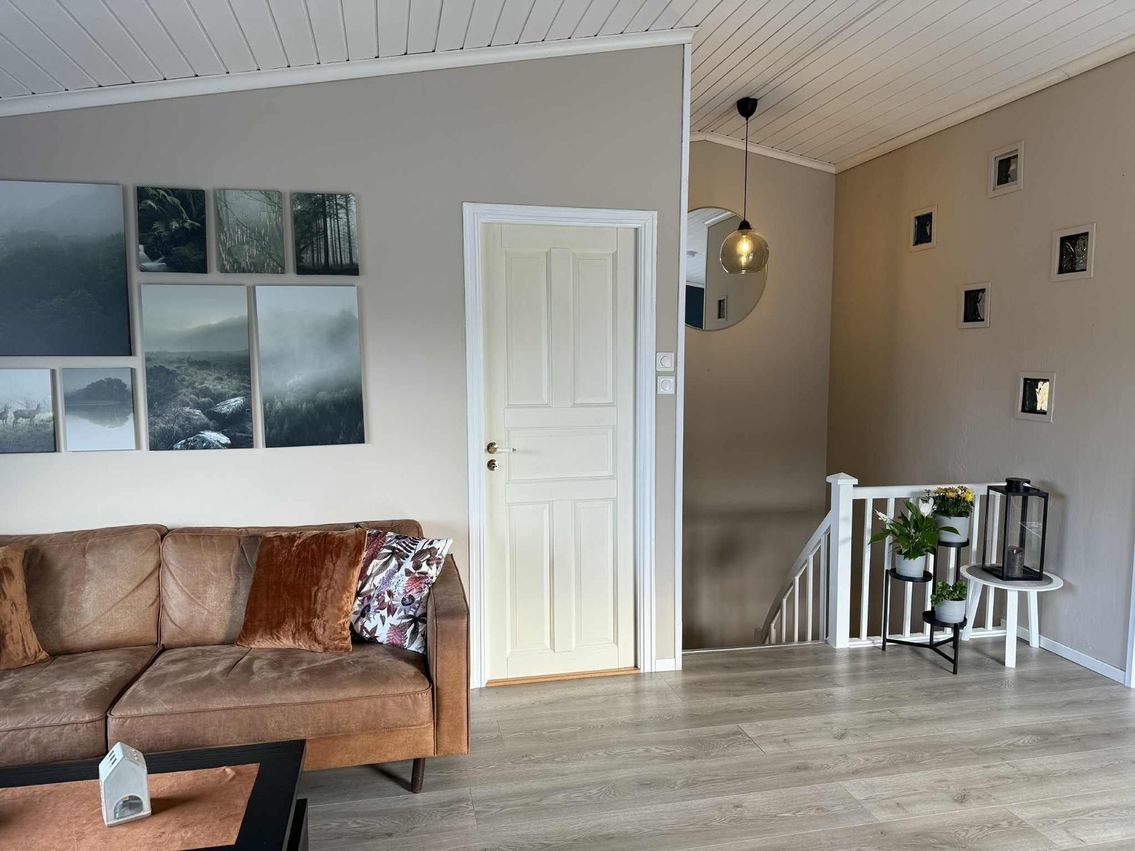 Innbydende stue med stilrene detaljer, moderne fargevalg og store flater som gir en luftig og behagelig atmosfære. Galleribilde