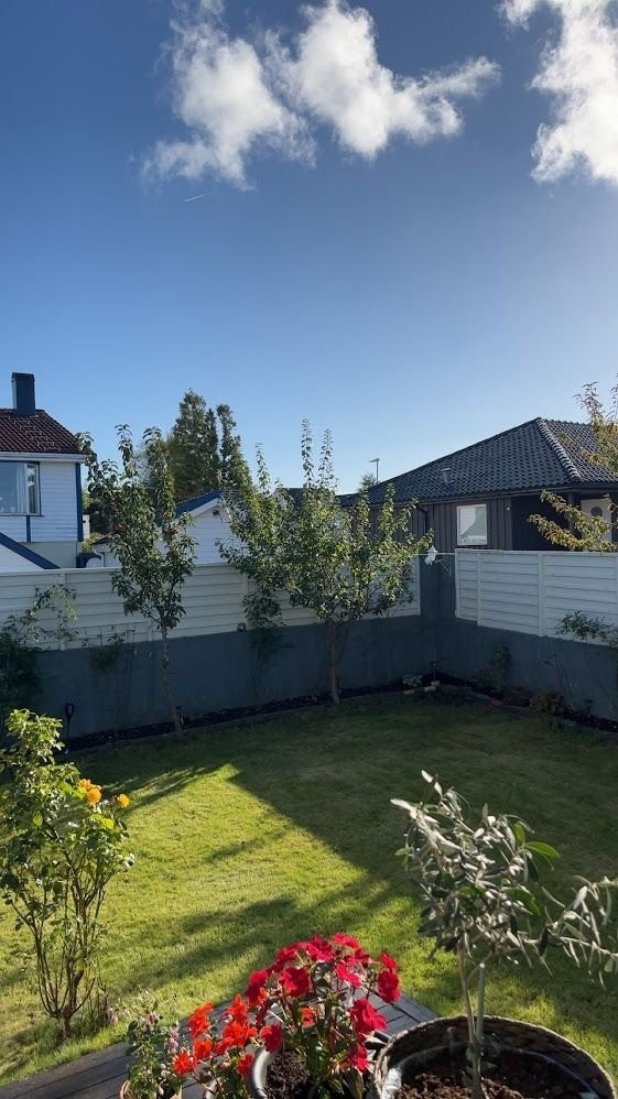 Boligen har en solrik og velstelt hage med god plass for både lek og avslapning. Hagen er opparbeidet med plen, prydbusker, stauder og flere blomstrende vekster som gir et frodig og trivelig utemiljø. Galleribilde