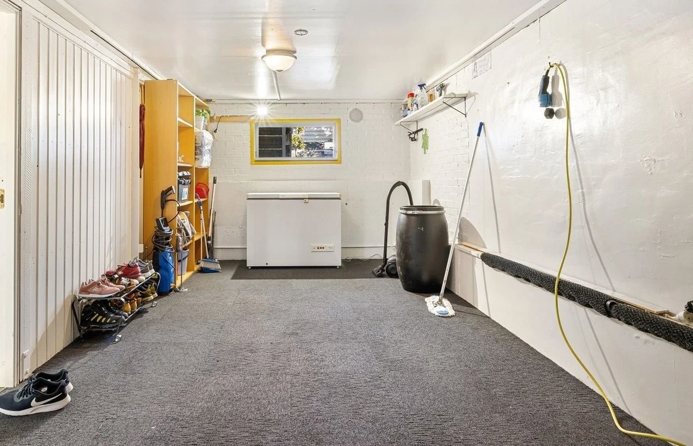 Garasjerom med rikelig plass til oppbevaring. Galleribilde