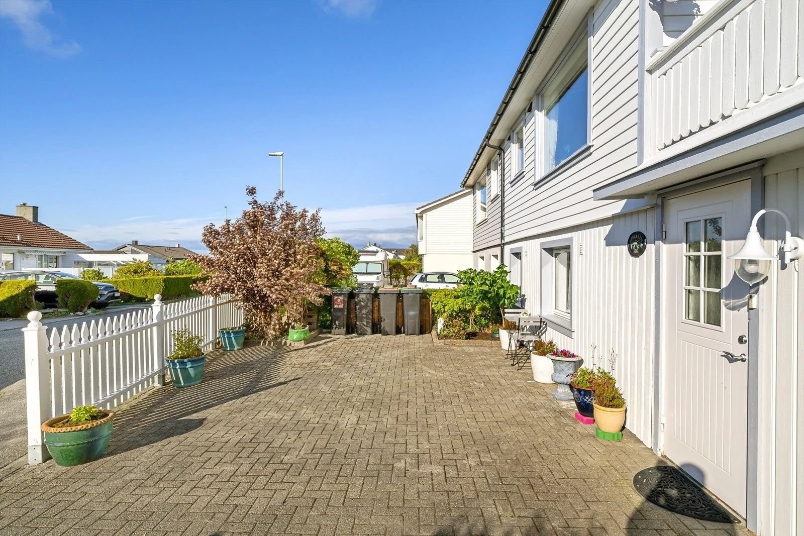 Romslig gårdsplass med plass til flere biler, samt praktisk adkomst til inngang og garasje. Galleribilde