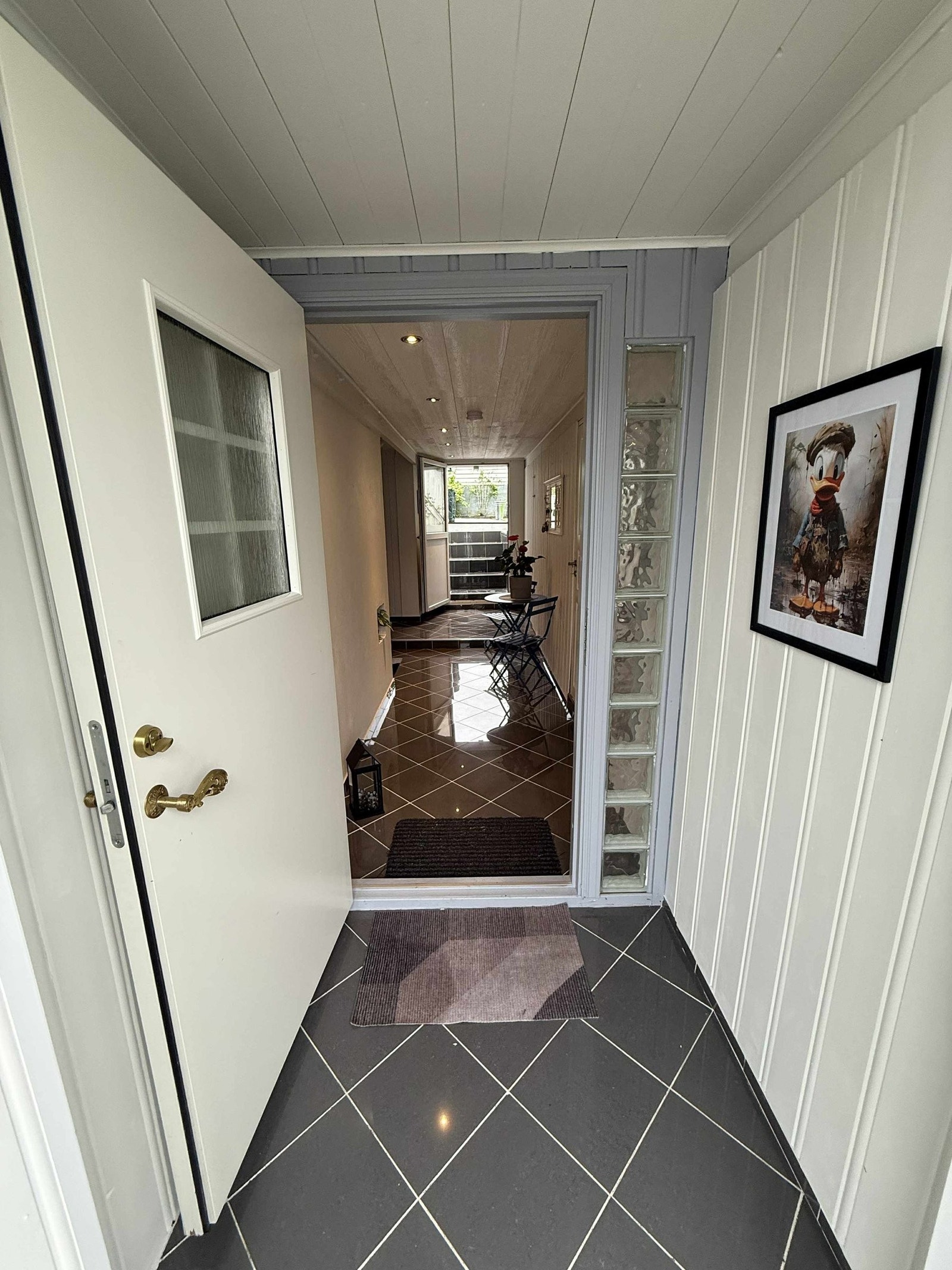 Velkommen inn i en lys og praktisk entré med flislagt gulv og god plass til å henge fra seg yttertøy. En hyggelig førsteinntrykk av boligen. Galleribilde