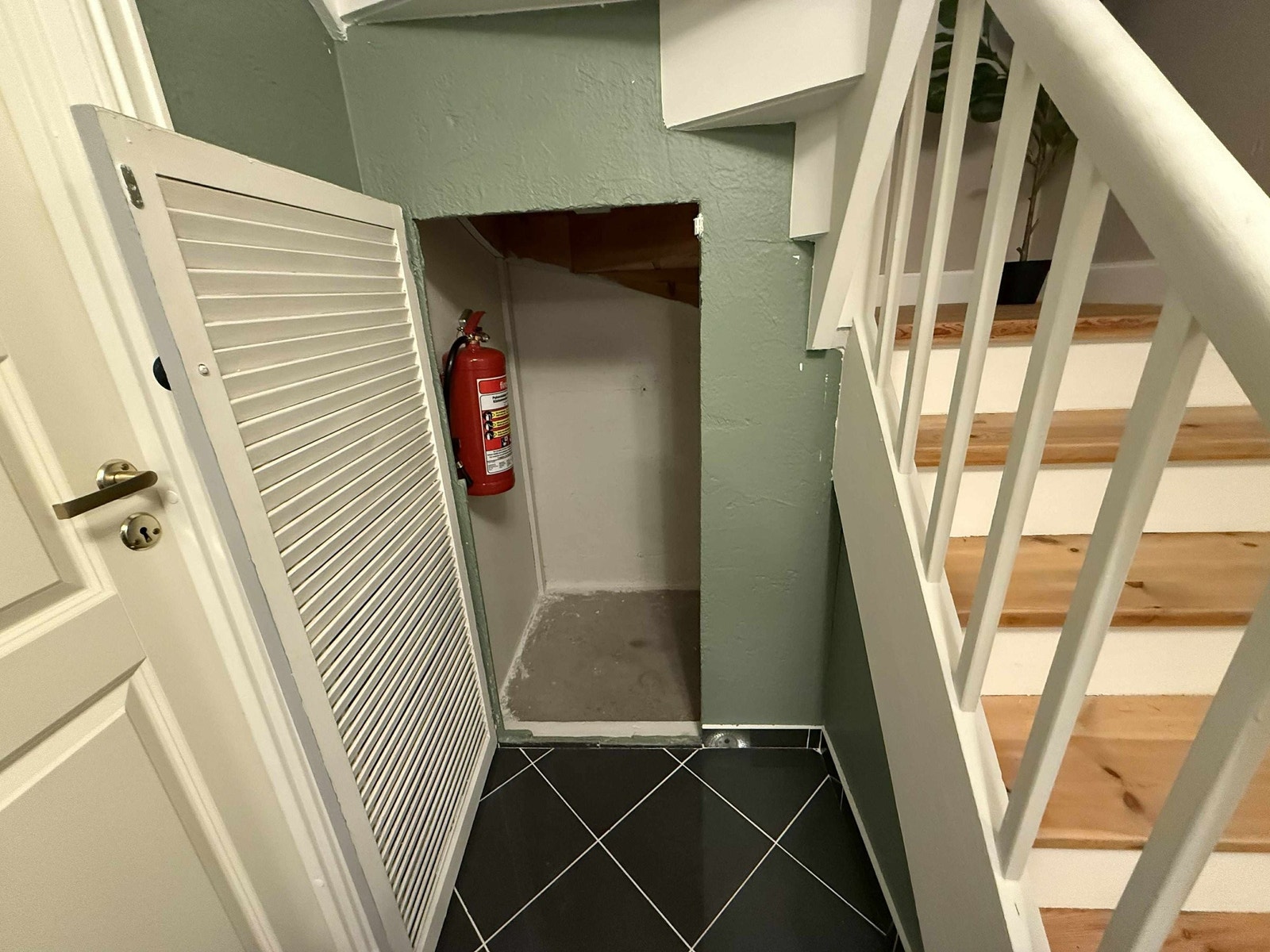 Under trappen er det praktisk bodplass som gir ekstra oppbevaringsmuligheter til ting man ønsker å ha lett tilgjengelig. Galleribilde