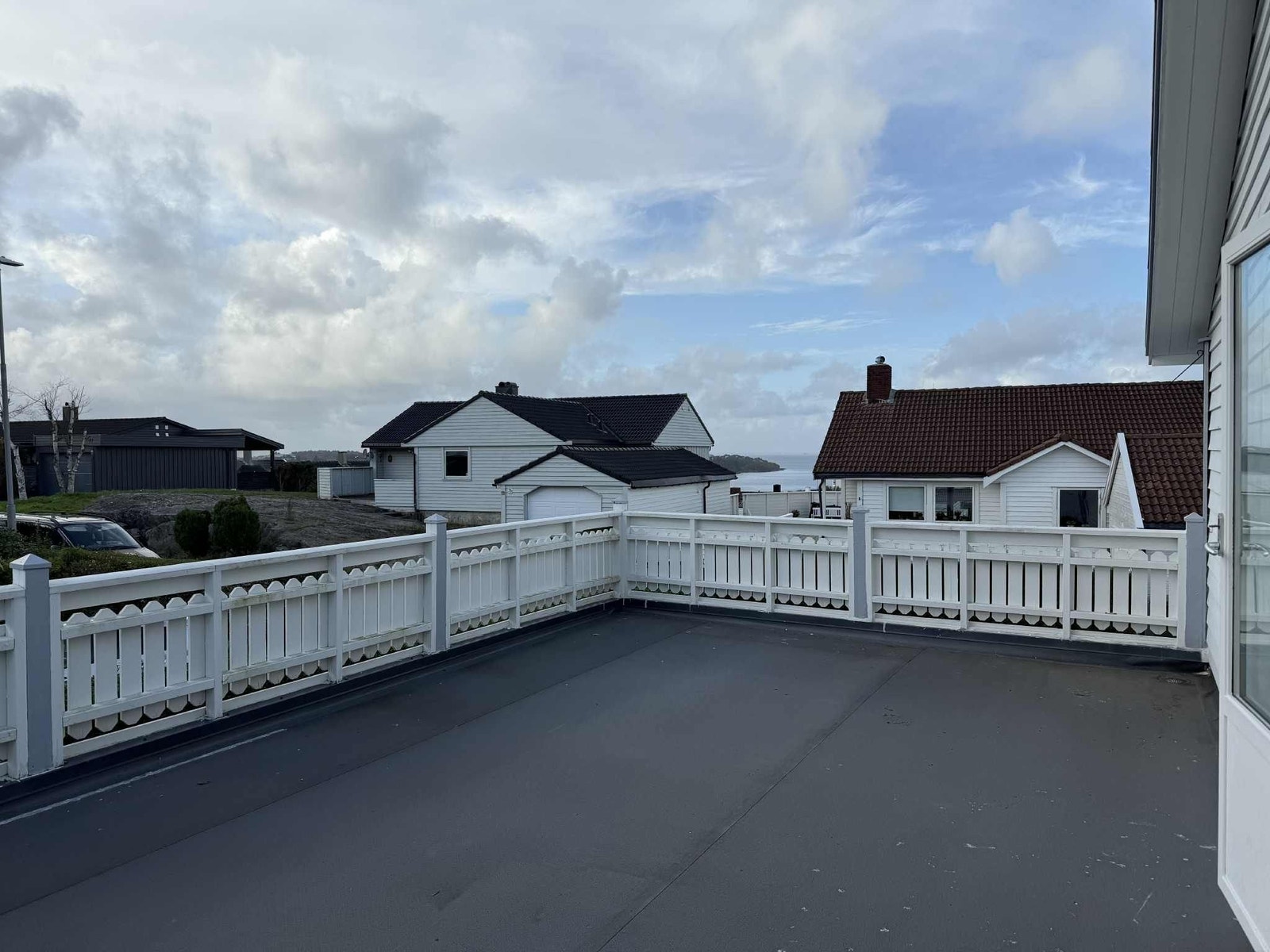 Romslig terrasse med gode solforhold og glimt av sjøen – perfekt for avslapping og hyggelige stunder utendørs. Galleribilde