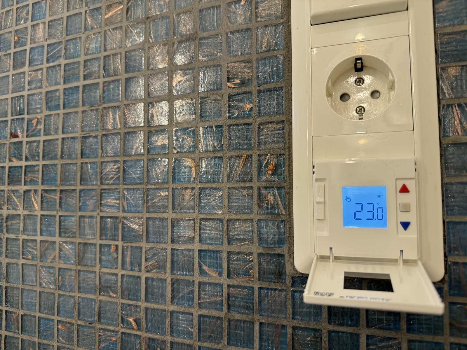 Nyinstallert termostat for gulvvarme (høst 2024), montert av elektriker – gir jevn komfort og energieffektiv oppvarming. Galleribilde