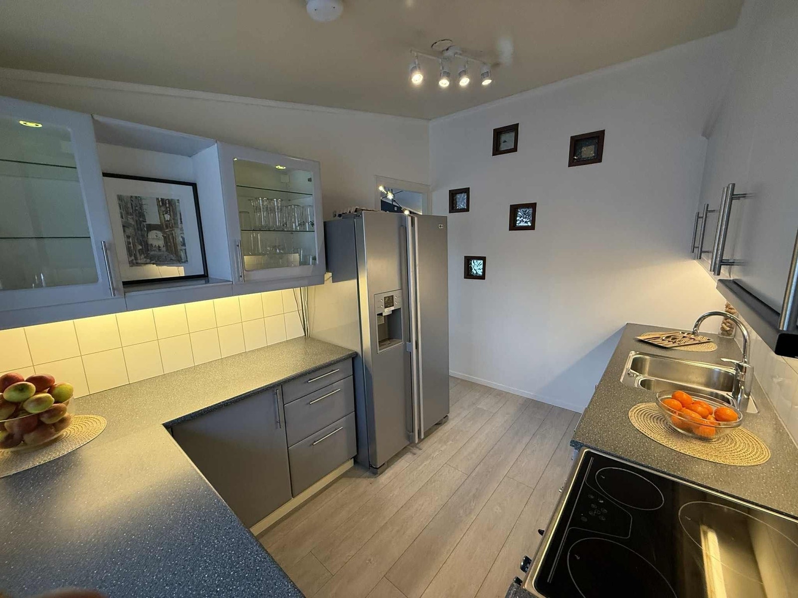 Lyst og funksjonelt kjøkken med god benkeplass, integrerte hvitevarer og praktisk layout som gjør matlagingen til en glede. Galleribilde