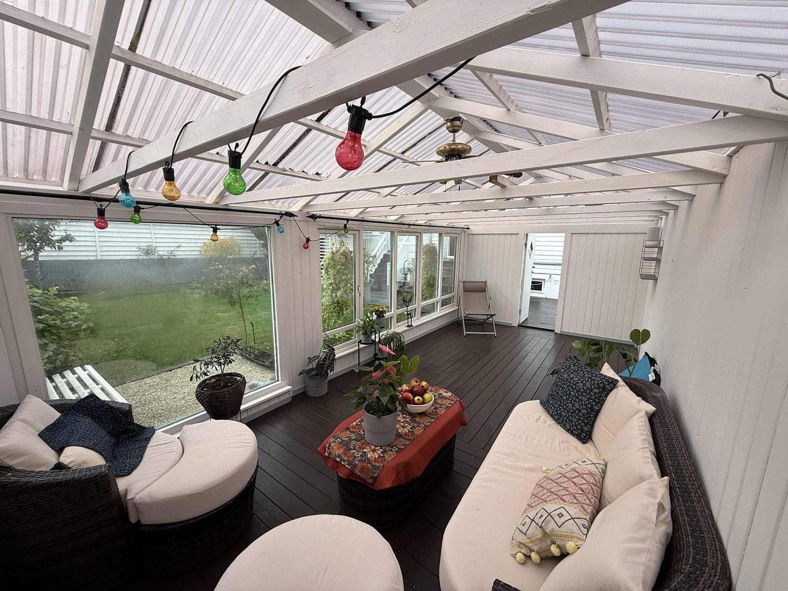 Lun og koselig hagestue med god plass til både avslapning og selskap – et ekstra rom som kan nytes store deler av året. Galleribilde