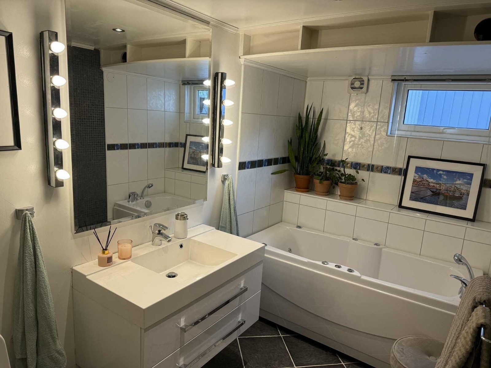 Innbydende boblebad gir ekstra komfort og velvære, perfekt for avslapning i hverdagen. Galleribilde