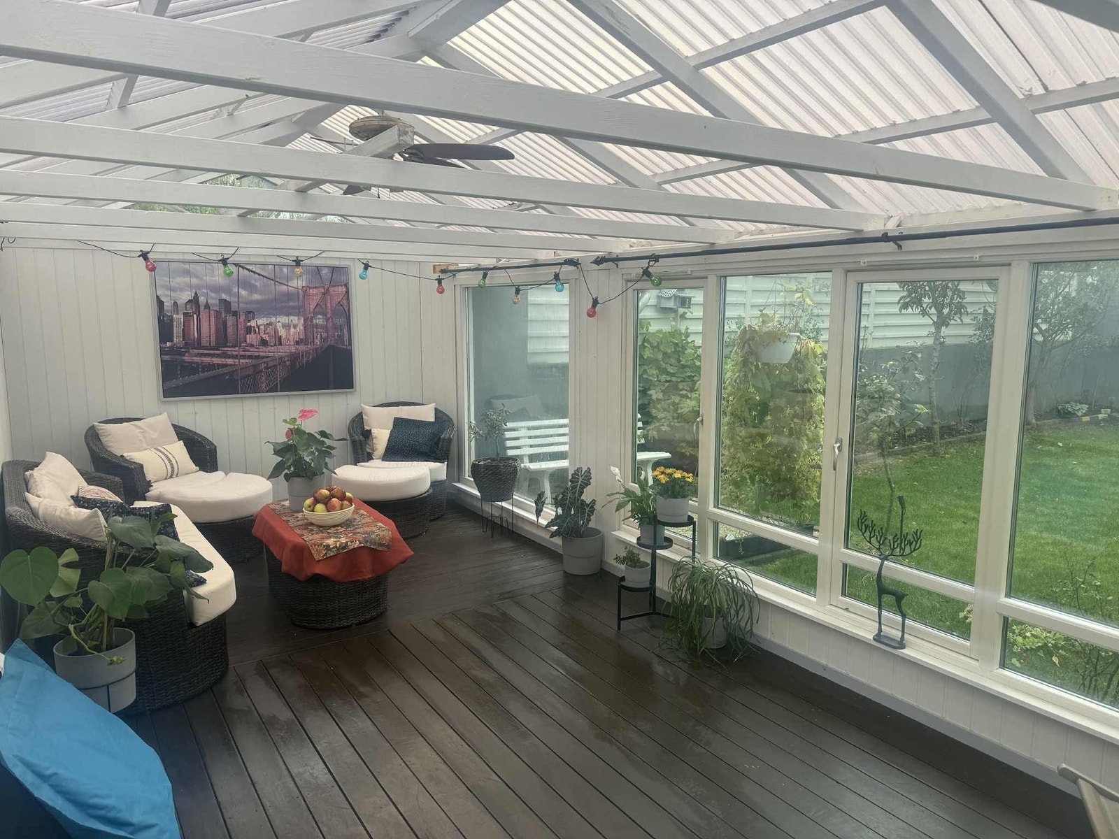 Lys hagestue med store vindusflater som gir flott utsyn mot hagen – et perfekt sted for både rolige stunder og sosiale sammenkomster. Galleribilde