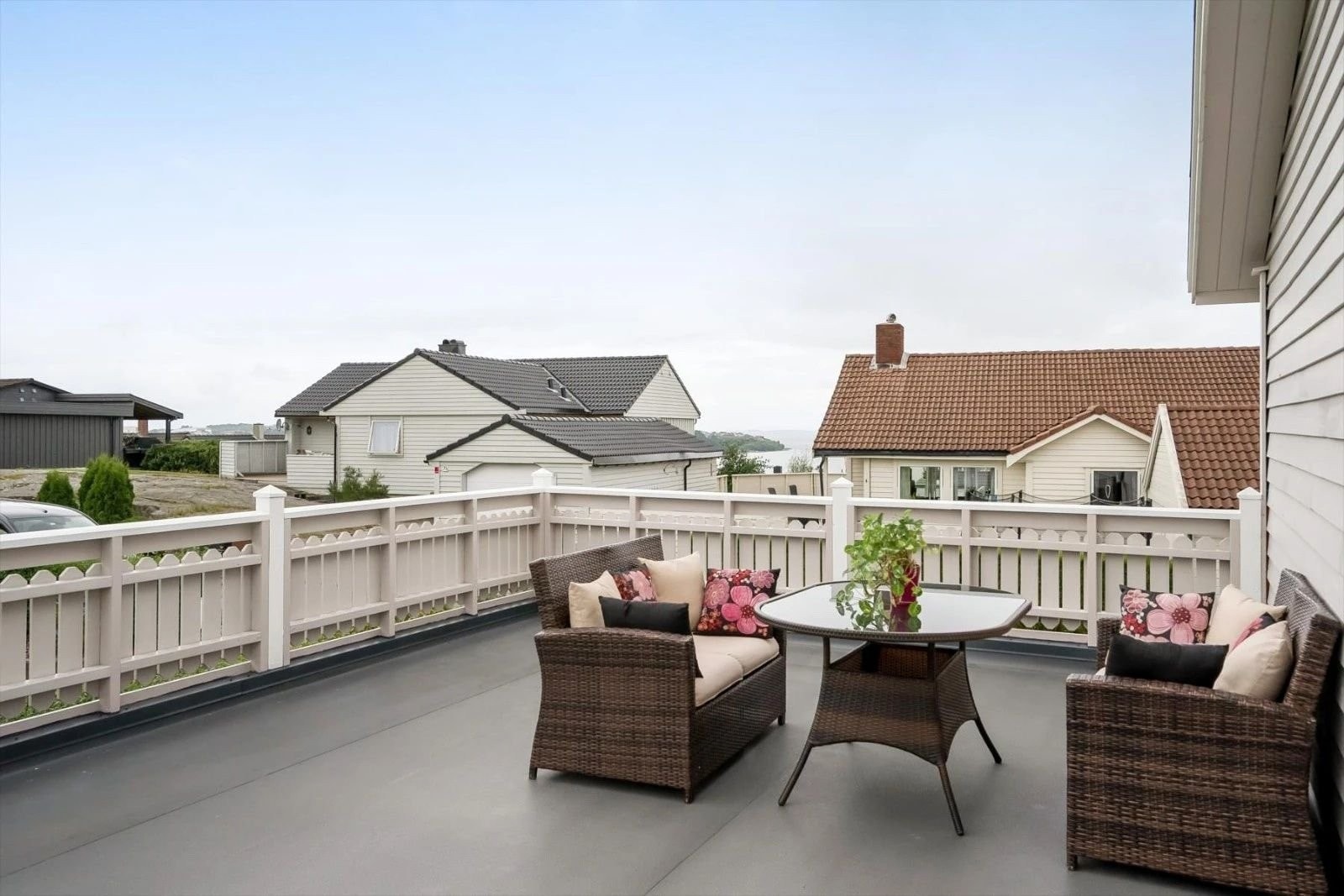 Stor terrasse med god plass til både sittegruppe og spisebord. Her kan du nyte solrike dager og hyggelige kvelder med utsikt mot nærområdet. Terrassen gir en lun uteplass som passer perfekt for både avslapping og sosiale sammenkomster. Galleribilde