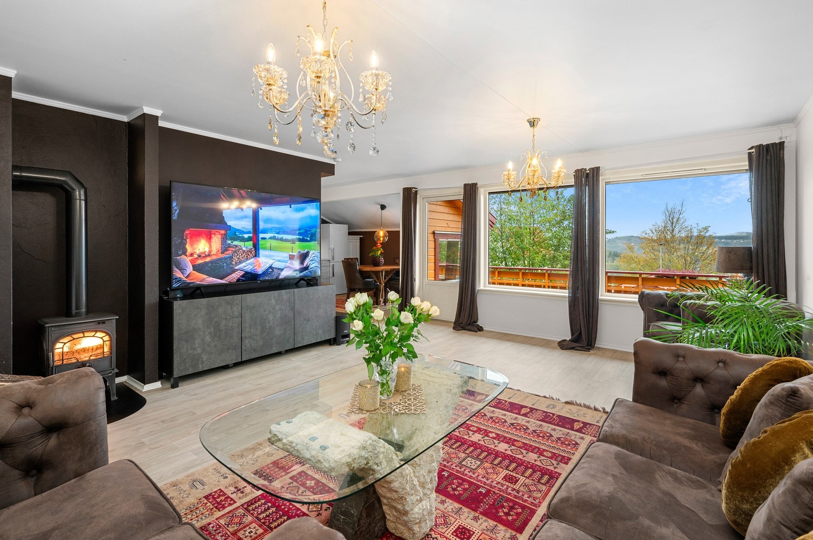 Romslig stue med store vindusflater og flott utsikt Galleribilde